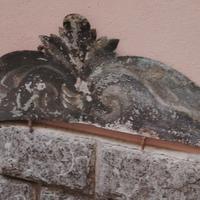 antica  insegna in metallo