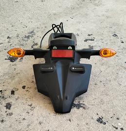 porta targa con frecce fz8