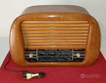 Radio antica a valvole legno . Eles Milano Mod.454
