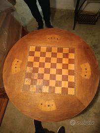 Tavolino da gioco con scacchiera