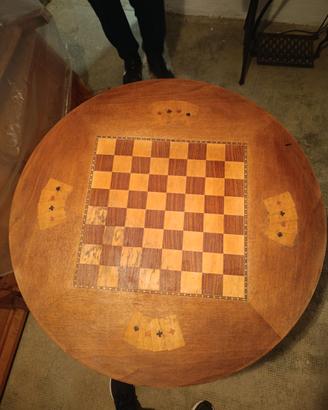 Tavolino da gioco con scacchiera