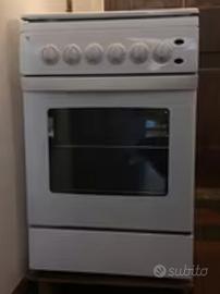 cucina con forno elettrico 