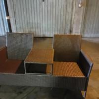 panca da giardino con tavolino in rattan marrone