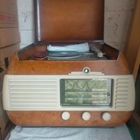 Radio antica con giradischi