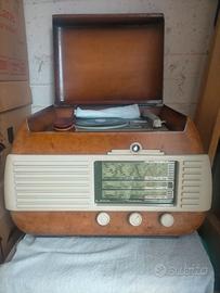 Radio antica con giradischi