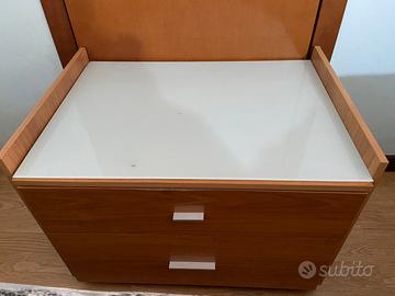 2 comodini in legno chiaro in buono stato