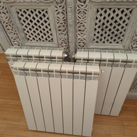 Tre radiatori bianchi in alluminio