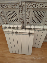 Tre radiatori bianchi in alluminio