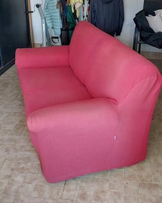 Due divani in tessuto con copridivano inclusi