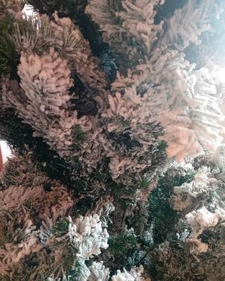 albero natale innevato