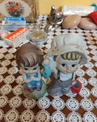 Coppia statuette vintage bimbi in porcellana 