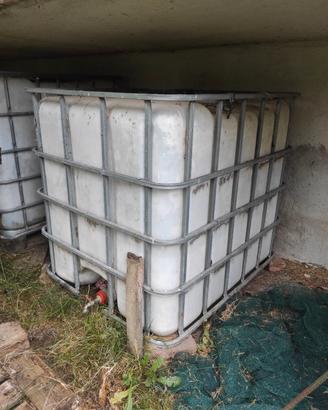 2 Contenitori acqua 1000 litri con gabbia in ferro