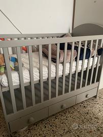 Lettino IKEA grigio con cassetti