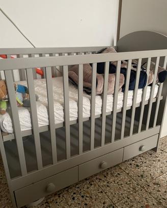 Lettino IKEA grigio con cassetti