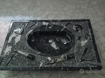 Lavabo in pietra nera con Ammoniti Fossili