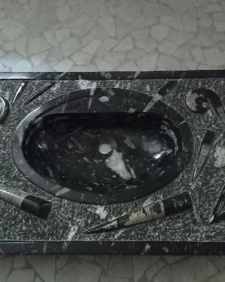 Lavabo in pietra nera con Ammoniti Fossili