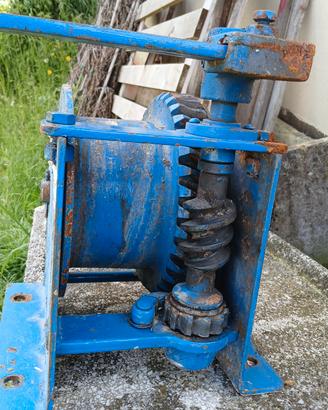 verricelli in ferro con azionamento a maniglia 