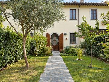 VILLA A SCHIERA A PISA