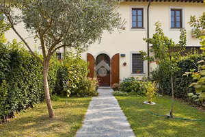VILLA A SCHIERA A PISA