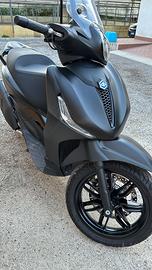 Piaggio Beverly 400 HPE ABS/ASR – Deep Black