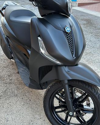 Piaggio Beverly 400 HPE ABS/ASR – Deep Black