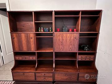 Mobile antico con pannelli in radica