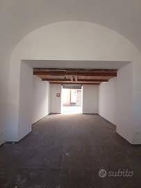 Due negozi adiacenti ristrutturati