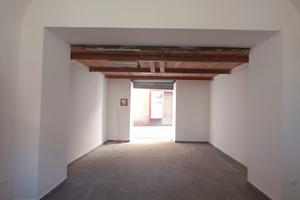 Due negozi adiacenti ristrutturati