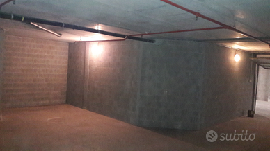 Ampi box zona metro Dante privato vende