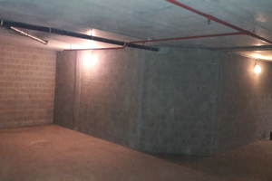 Ampi box zona metro Dante privato vende