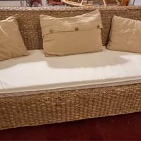 divano, due poltrone e tavolino in banano