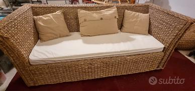 divano, due poltrone e tavolino in banano