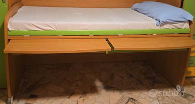 Letto con due scrivanie a scomparsa
