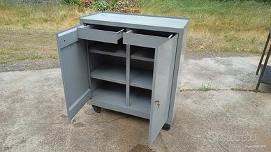 armadio da officina con ruote 