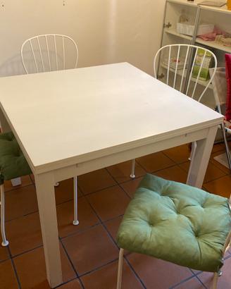 Tavolo e sedie elegante a partire da €10