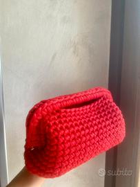 Clutch Bag rossa realizzata a mano con l'uncinetto