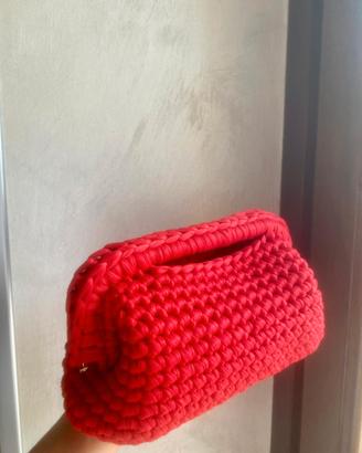 Clutch Bag rossa realizzata a mano con l'uncinetto