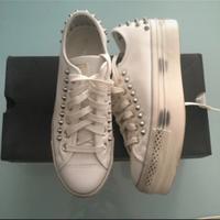 Converse in pelle con borchie