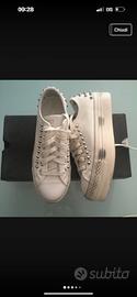 Converse in pelle con borchie