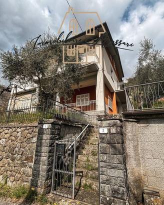 Villa di 302 m² con più di 5 locali e box auto a F