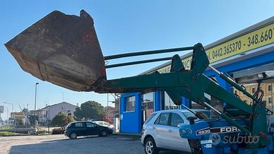 caricatore per trattore Ford