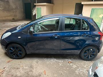 Toyota yaris blu 2007 1.0benzina,si neopatentati