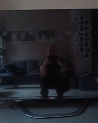 LG 47"  LA660S