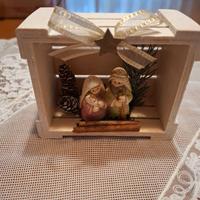 Statuine di presepe in scatola di legno