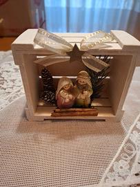 Statuine di presepe in scatola di legno