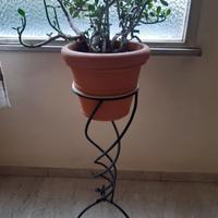 n° 2 VASI IN RESINA CON PORTA VASO IN FERRO