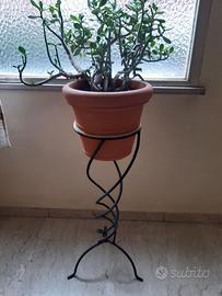 n° 2 VASI IN RESINA CON PORTA VASO IN FERRO