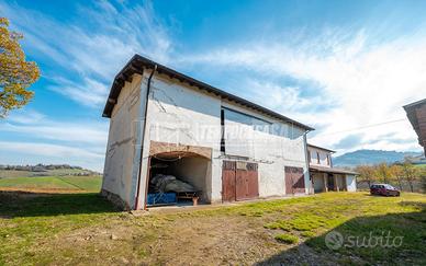 FIENILE CON AMPIO GIARDINO PRIVATO.