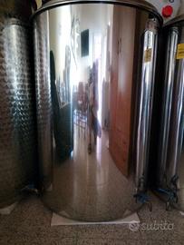 Contenitori in acciaio inox per vino