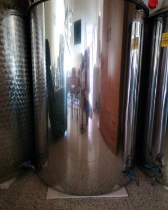 Contenitori in acciaio inox per vino